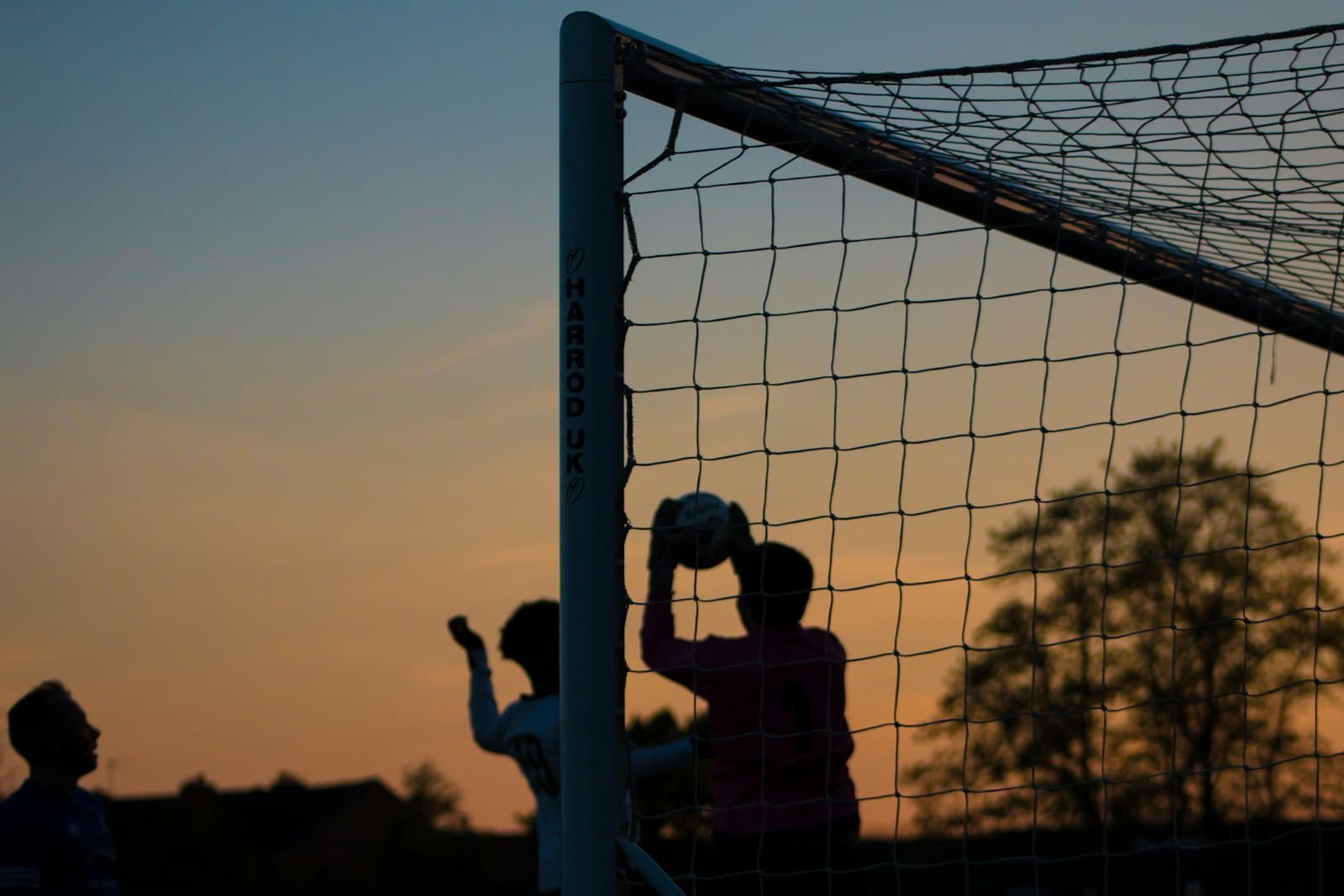 Jugadores amateurs disputando el balón